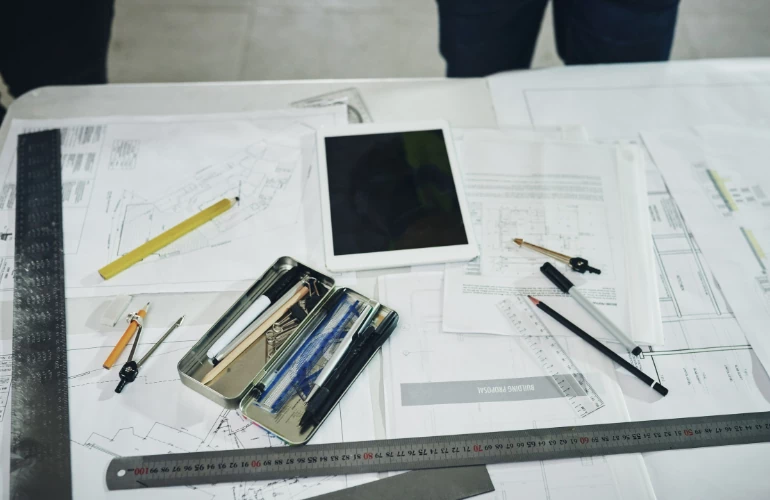 Długopisy, ołówki i linijki na projekcie
